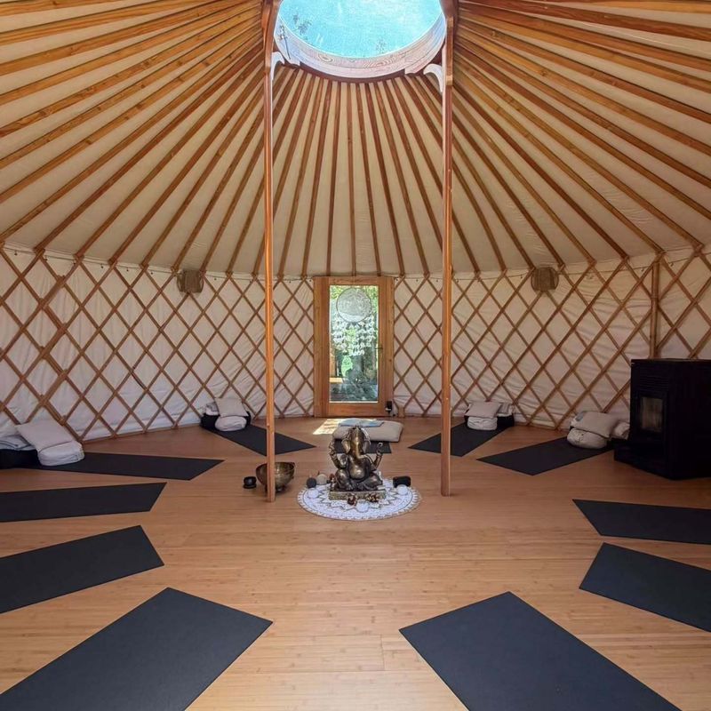 De yurt met matten in een cirkel, klaar voor de ademcirkel
